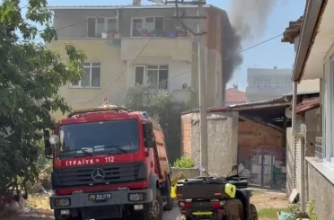 Yangında balkonda mahsur kalan yaşlı kadın kurtarıldı