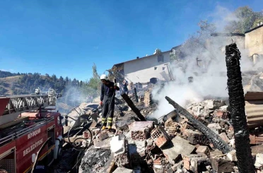 Yangında çöken evde kaybolan ağabey ve kardeş hala bulunamadı 
