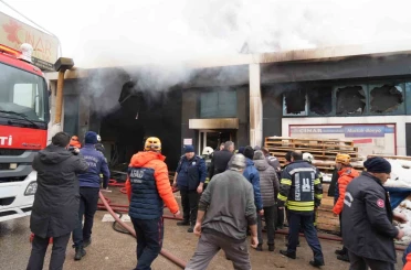 Yangında içerde kalan 2 kişi ekiplerin yardımıyla kurtarıldı 