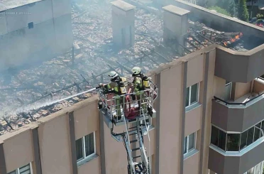 Yangında mahsur kalan işçiler itfaiyenin hızlı müdahalesiyle kurtarıldı 
