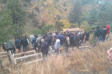 Yangında ölen yaşlı iki kardeşin cenazesi tek tabutla getirildi, aynı mezara defnedildi 