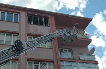 Yangında sürünerek kaçmaya çalışan kadının durumu ağır 