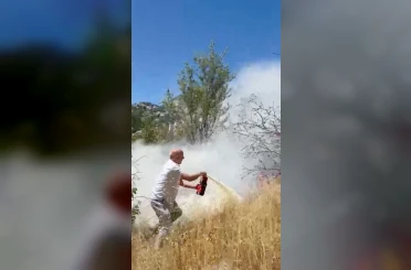 Yangını görüp aracındaki yangın tüpüyle muhtemel orman yangınının önüne geçti 