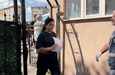 Yanlış okula geldi, sınava yetiştirmek için vatandaş seferber oldu 
