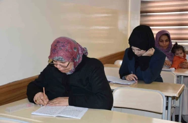 Yanlış otobüse binmemek için 65 yaşında okuma-yazma öğrendi 