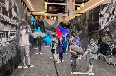 Yapay zeka ile canlandırılan aile hikayeleri ‘Bütün Mutlu Aileler Birbirine Benzer’ sergisinde ziyaretçilerle buluşuyor 