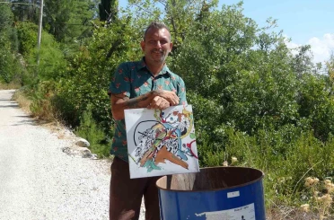 Yaptığı resimleri çöpe atıyor, koleksiyonerleri çöplük çöplük dolaştırıyor 