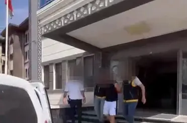Yaralama ve öldürmeye teşebbüs suçlarından aranan şüpheli, 4 silahla yakalandı
