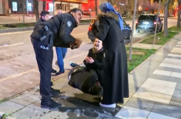 Yaralı oğlunun başındaki annenin feryadı yürekleri dağladı