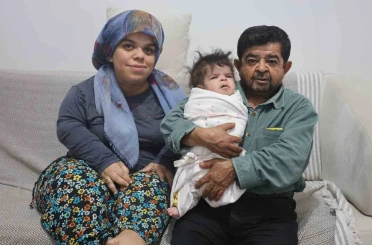 Yarım kalan aşklarını unutmayarak 21 yıl sonra evlenen cüce çiftin kızları dünyaya geldi 