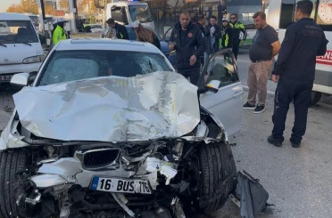 Yarış yapan iki otomobil dehşet saçtı: 13 yaralı