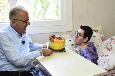 Yaşama sevincini kaybetmeyen kas hastası genç 26. yaşını kutladı 