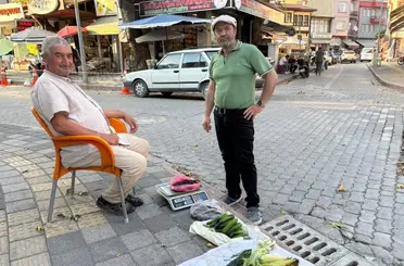 Yaşına rağmen tarlasında yetiştirdiği doğal ürünleri pazarda satıyor
