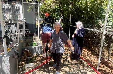 Yaşlı çift alevlerin sardığı evden komşuların uyarısıyla çıktı 