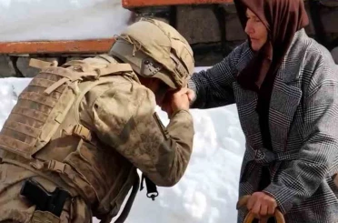 Yaşlı kadın elleriyle ördüğü çorapları iki yıldır Mehmetçiğe gönderiyor 