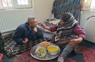 Yaşlı kadın engelli oğluna 61 yıldır ‘bebek’ gibi bakıyor: Azmiyle örnek oluyor 