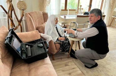 Yaşlı kadının kimliği evinde yenilendi 