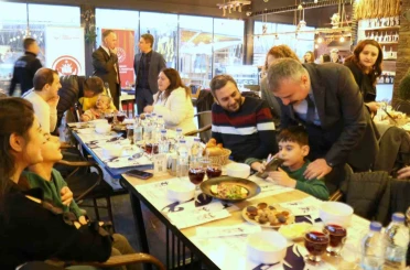 Yaşlılar, engelliler ve devlet korumasında yetişen gençler iftarda bir araya geldi 