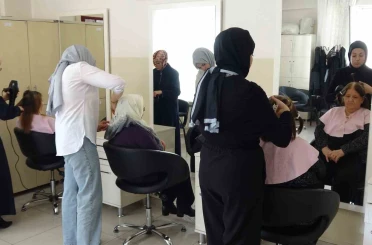 Yaşlılar hayatlarında ilk defa kuaförde bakım yaptırdı 