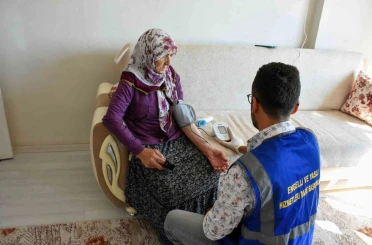 Yaşlılara tansiyon aleti dağıtıldı, evde sağlık hizmeti verildi 