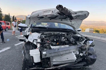 Yatağan’da tıra çarpan otomobil hurdaya döndü: 2 yaralı 