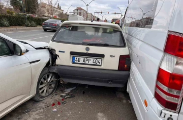 Yatağan’daki kazada üç araç hasar gördü 