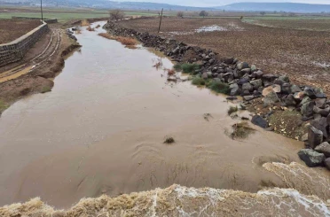 Yavuzeli’nde yağış etkili oldu, Karasu Çayı’nın debisi yükseldi 