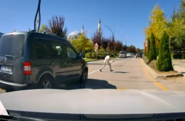 Yaya geçidinde aracın çarptığı çocuk yaralandı 