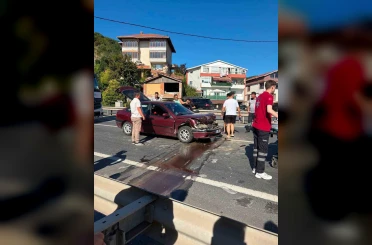 Yayalara yol veren kamyona otomobil çarptı: 2 yaralı 