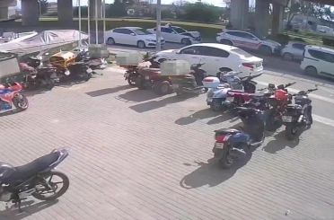 Yayalara yol veren otomobile motosikletle arkadan çarptı: 1 yaralı 