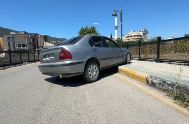 Yayaya çarpan sürücü otomobilini bırakıp kaçtı 