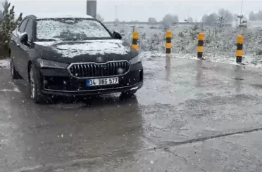 Yaylada aniden bastıran kar, çobanlara zor anlar yaşattı 