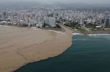 Yaylalardaki sel dereleri coşturdu, Akdeniz’i kahverengiye bürüdü 