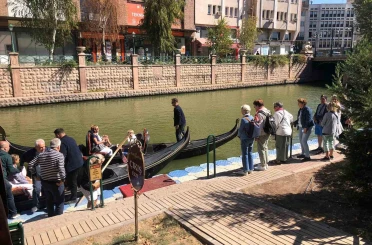 Yaz bitmesine rağmen turistler gondollardan vazgeçmiyor 