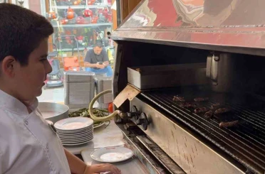 Yaz tatilinde evde oturmak yerine mutfağa girdi, 14 yaşında şef oldu 
