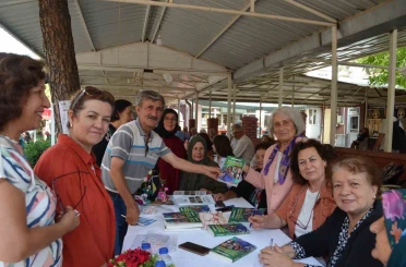 Yazar Emine Ataman Koç’un imza törenine yoğun ilgi 