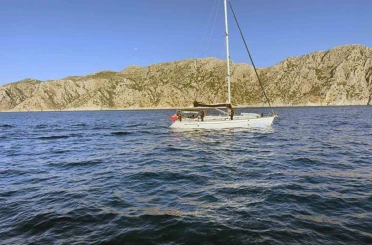 Yelkenli teknede 80 düzensiz göçmen ve 2 göçmen kaçakçısı yakalandı 