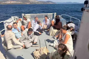 Yelkenli teknede düzensiz göçmenler ve yabancı uyruklu 2 göçmen kaçakçısı yakalandı