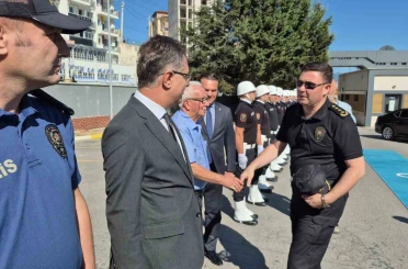 Yeni Emniyet Müdürü, kendisini karşılayan şehit babasının elini öptü 