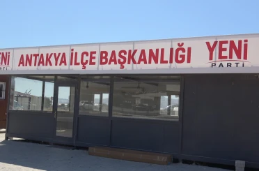 Yeni Parti’nin ilk tabelası Antakya’da konteyner binaya asıldı 
