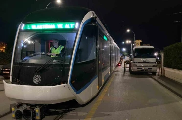 Yeni tramvayların sonuncusu raylara indirildi 