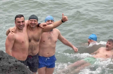 Yeni yılın ilk gününde buz gibi suda deniz keyfi 