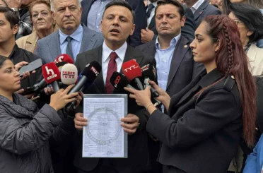 Yeniden CHP İstanbul İl Başkanı seçilen Özgür Çelik mazbatasını aldı 