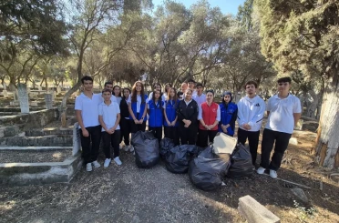 Yenipazar’da gençler şehitlikte temizlik yaptı 