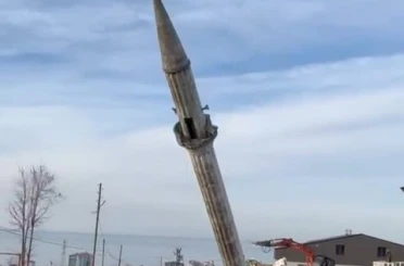 Yenisi yapılınca eski caminin minaresi kontrollü bir şekilde yıkıldı 