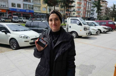 Yerde değil yüksekte arayınca cüzdanını buldu 