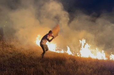 Yerleşim yeri yakınında çıkan anız yangını paniğe neden oldu 