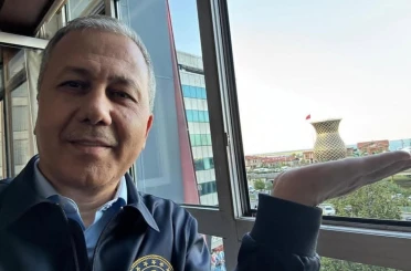 Yerlikaya da akıma uydu, dev bardakla poz verdi 