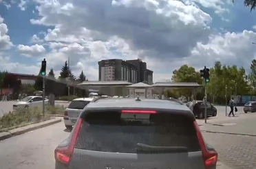 Yeşil ışıkta ilerlemeyen sürücü trafiği kilitledi 