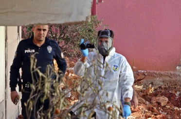 Yıkılacak binadaki yangında erkek cesedi çıktı